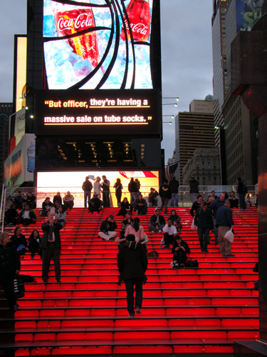 タイムズスクエア TKTS赤い階段 Ruby-Red Stairs of TKTS, Times Square