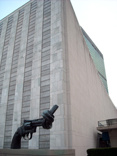 国際連合本部ビルとオブジェ Knotted Gun at United Nations Headquarters